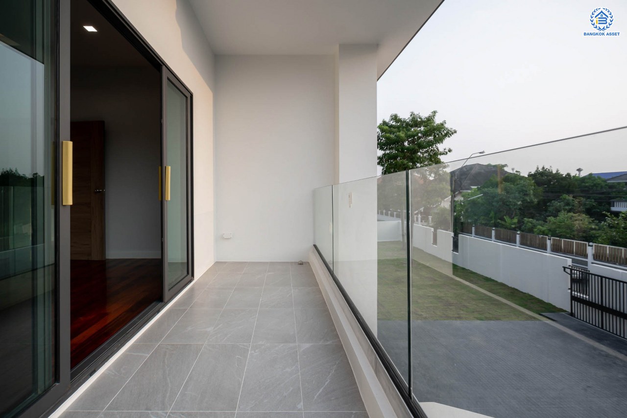 บ้านมือสองตกแต่งใหม่ โครงการ กฤษดานคร20 ปิ่นเกล้า-บรมราชชนนี บ้านหลังมุม ติดทะเลสาบ บนเนื้อที่กว้างมากถึง 238 ตร.ว. ตกแต่งด้วยวัสดุเกรดพรีเมี่ยม ฟังก์ชัน 5 ห้องนอน 6 ห้องน้ำ 1 ห้องอเนกประสงค์ 4 ที่จอดรถ พร้อมทั้งเปลี่ยนระบบไฟฟ้า สุขาภิบาล ทำเลศักยภาพ ติดถนนบรมราชชนนี ใกล้มหาวิทยาลัยมหิดล และเพียง 10 นาทีถึงเซ็นทรัล ปิ่นเกล้า